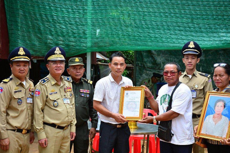 ស.អ.ក ខេត្តសៀមរាប នាំយកថវិកាបេឡាមរណសង្គ្រោះជូនគ្រួសារសពអតីតយុទ្ធជន ១១គ្រួសារ - Image 8