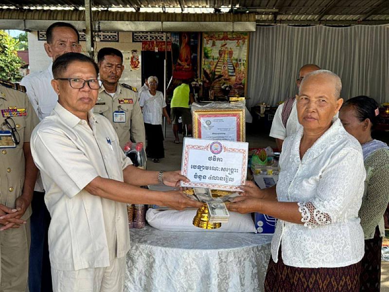 ស.អ.ក ខេត្តកណ្តាល នាំយកថវិកាបេឡាមរណសង្គ្រោះជូនដល់គ្រួសារសពអតីតយុទ្ធជនមួយគ្រួសារ