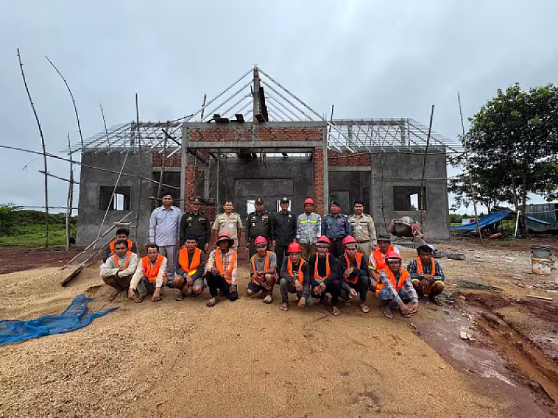 ឯកឧត្តម ឈៀ ស៊ីដារ៉ា ចុះពិនិត្យដំណើរការសាងសង់អគារស្នាក់ការ ស.អ.ក ខេត្តរតនគិរី - Image 9