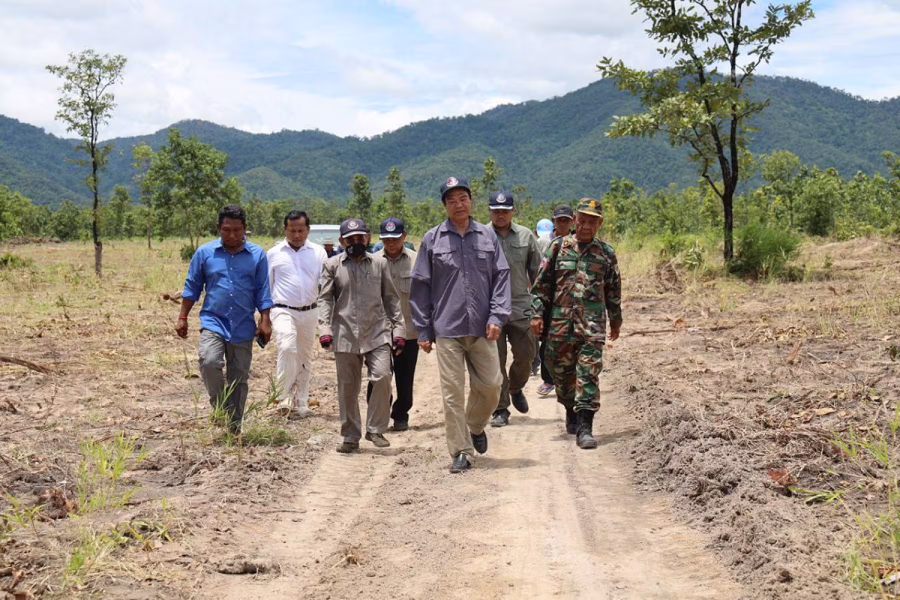 ឯកឧត្តមកិត្តិសង្គហបណ្ឌិត គន់ គីម ចុះពិនិត្យសកម្មភាពក្រុមការងារសាងសង់ផ្ទះបន្ថែមជូនអតីតយុទ្ធជន នៅភូមិប៊ុនរ៉ានីសែនជ័យដំណាក់ទ្រយឹង 