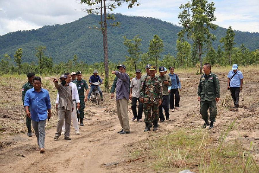 ឯកឧត្តមកិត្តិសង្គហបណ្ឌិត គន់ គីម ចុះពិនិត្យសកម្មភាពក្រុមការងារសាងសង់ផ្ទះបន្ថែមជូនអតីតយុទ្ធជន នៅភូមិប៊ុនរ៉ានីសែនជ័យដំណាក់ទ្រយឹង  - Image 2