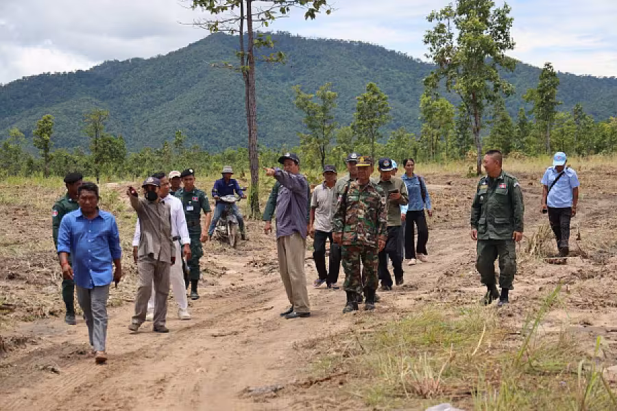 ឯកឧត្តមកិត្តិសង្គហបណ្ឌិត គន់ គីម ចុះពិនិត្យសកម្មភាពក្រុមការងារសាងសង់ផ្ទះបន្ថែមជូនអតីតយុទ្ធជន នៅភូមិប៊ុនរ៉ានីសែនជ័យដំណាក់ទ្រយឹង  - Image 2