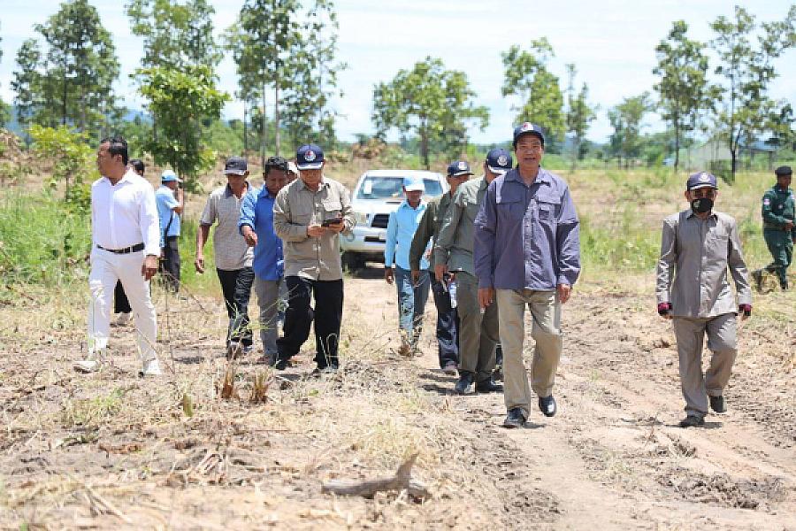 ឯកឧត្តមកិត្តិសង្គហបណ្ឌិត គន់ គីម ចុះពិនិត្យសកម្មភាពក្រុមការងារសាងសង់ផ្ទះបន្ថែមជូនអតីតយុទ្ធជន នៅភូមិប៊ុនរ៉ានីសែនជ័យដំណាក់ទ្រយឹង  - Image 3