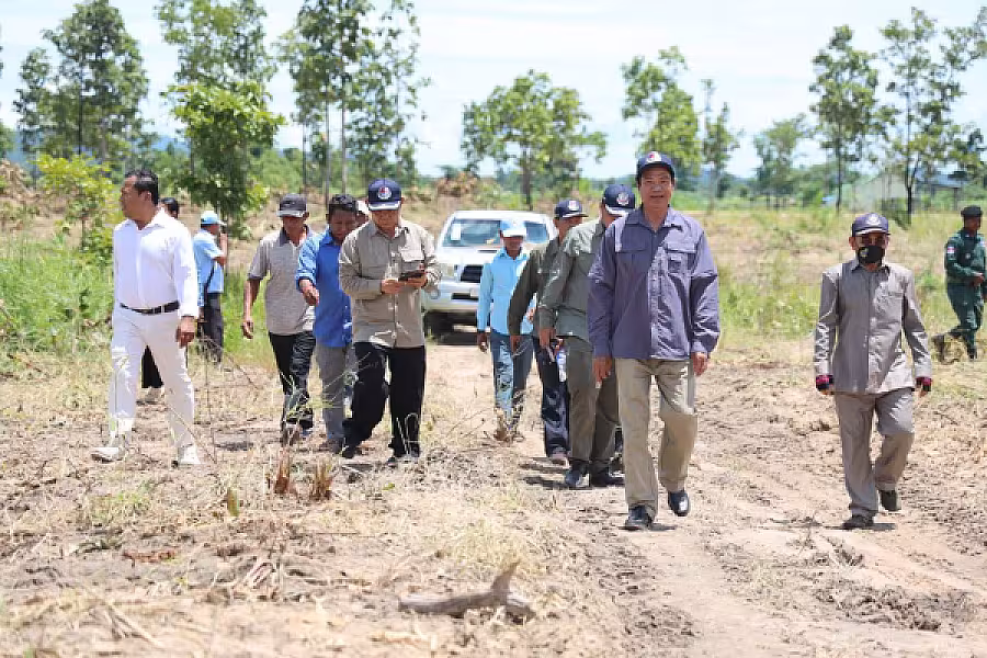 ឯកឧត្តមកិត្តិសង្គហបណ្ឌិត គន់ គីម ចុះពិនិត្យសកម្មភាពក្រុមការងារសាងសង់ផ្ទះបន្ថែមជូនអតីតយុទ្ធជន នៅភូមិប៊ុនរ៉ានីសែនជ័យដំណាក់ទ្រយឹង  - Image 3