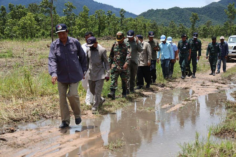 ឯកឧត្តមកិត្តិសង្គហបណ្ឌិត គន់ គីម ចុះពិនិត្យសកម្មភាពក្រុមការងារសាងសង់ផ្ទះបន្ថែមជូនអតីតយុទ្ធជន នៅភូមិប៊ុនរ៉ានីសែនជ័យដំណាក់ទ្រយឹង  - Image 4