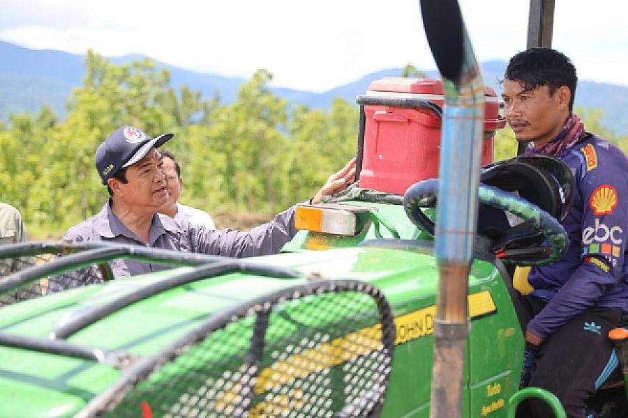 ឯកឧត្តមកិត្តិសង្គហបណ្ឌិត គន់ គីម ចុះពិនិត្យសកម្មភាពក្រុមការងារសាងសង់ផ្ទះបន្ថែមជូនអតីតយុទ្ធជន នៅភូមិប៊ុនរ៉ានីសែនជ័យដំណាក់ទ្រយឹង  - Image 5