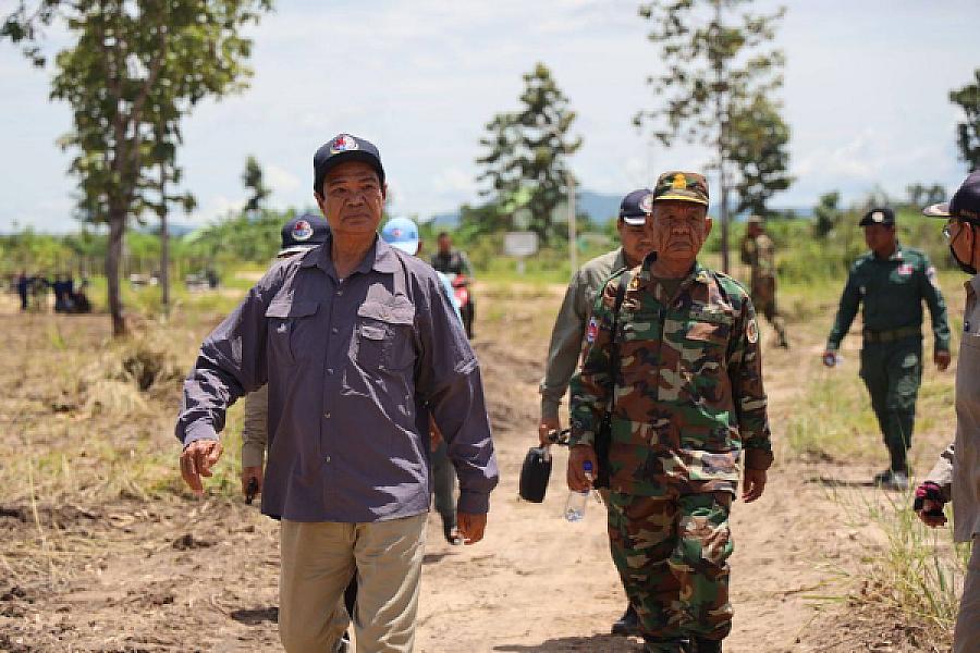 ឯកឧត្តមកិត្តិសង្គហបណ្ឌិត គន់ គីម ចុះពិនិត្យសកម្មភាពក្រុមការងារសាងសង់ផ្ទះបន្ថែមជូនអតីតយុទ្ធជន នៅភូមិប៊ុនរ៉ានីសែនជ័យដំណាក់ទ្រយឹង  - Image 6