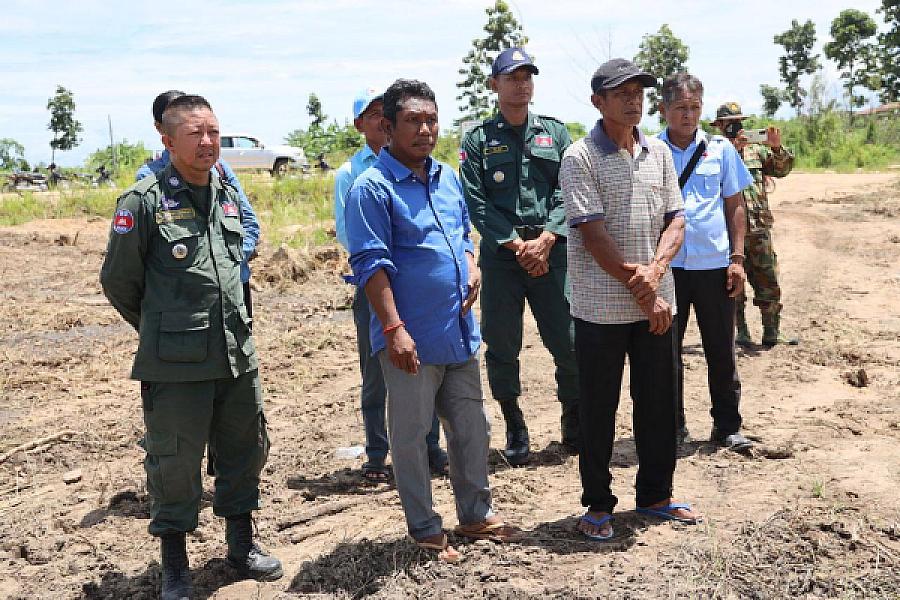 ឯកឧត្តមកិត្តិសង្គហបណ្ឌិត គន់ គីម ចុះពិនិត្យសកម្មភាពក្រុមការងារសាងសង់ផ្ទះបន្ថែមជូនអតីតយុទ្ធជន នៅភូមិប៊ុនរ៉ានីសែនជ័យដំណាក់ទ្រយឹង  - Image 7