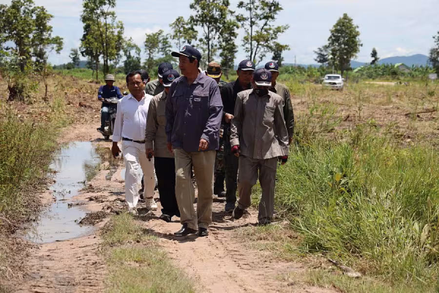 ឯកឧត្តមកិត្តិសង្គហបណ្ឌិត គន់ គីម ចុះពិនិត្យសកម្មភាពក្រុមការងារសាងសង់ផ្ទះបន្ថែមជូនអតីតយុទ្ធជន នៅភូមិប៊ុនរ៉ានីសែនជ័យដំណាក់ទ្រយឹង  - Image 8