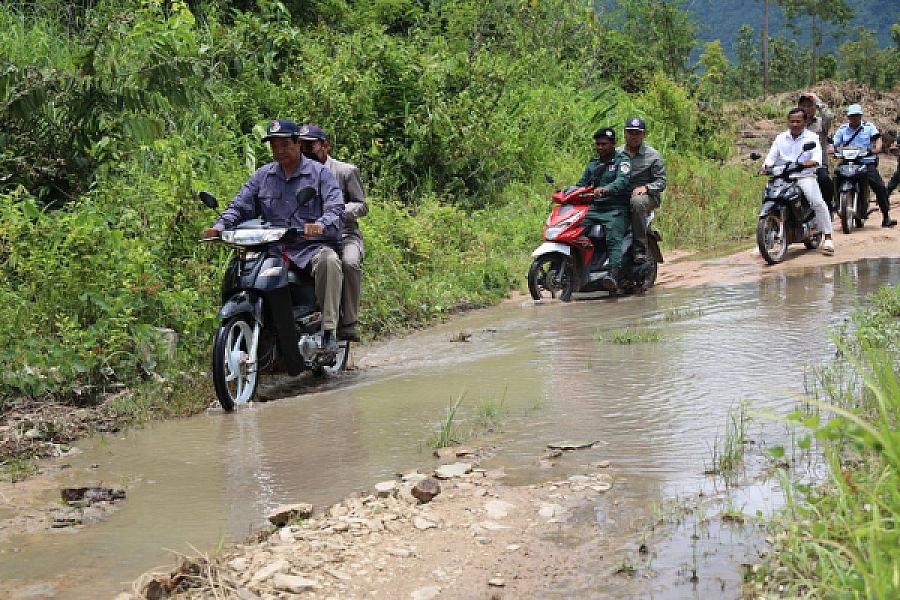 ឯកឧត្តមកិត្តិសង្គហបណ្ឌិត គន់ គីម ចុះពិនិត្យសកម្មភាពក្រុមការងារសាងសង់ផ្ទះបន្ថែមជូនអតីតយុទ្ធជន នៅភូមិប៊ុនរ៉ានីសែនជ័យដំណាក់ទ្រយឹង  - Image 9