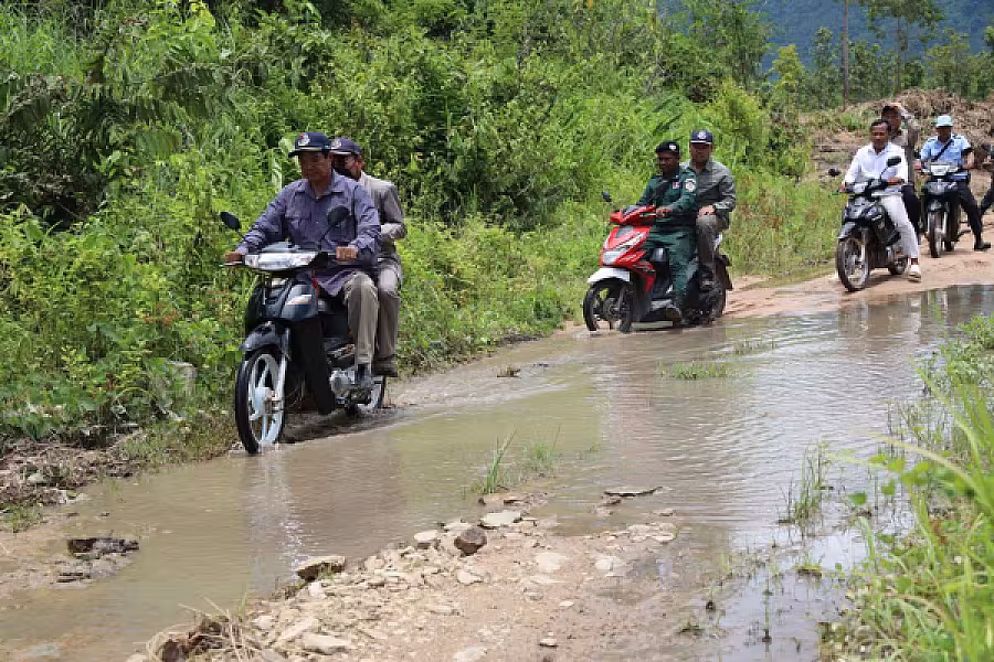 ឯកឧត្តមកិត្តិសង្គហបណ្ឌិត គន់ គីម ចុះពិនិត្យសកម្មភាពក្រុមការងារសាងសង់ផ្ទះបន្ថែមជូនអតីតយុទ្ធជន នៅភូមិប៊ុនរ៉ានីសែនជ័យដំណាក់ទ្រយឹង  - Image 9