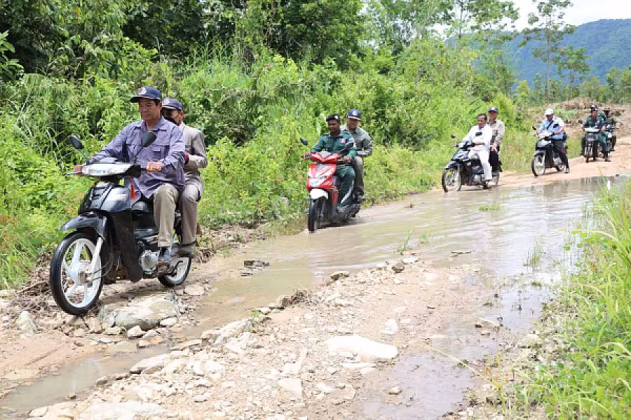 ឯកឧត្តមកិត្តិសង្គហបណ្ឌិត គន់ គីម ចុះពិនិត្យសកម្មភាពក្រុមការងារសាងសង់ផ្ទះបន្ថែមជូនអតីតយុទ្ធជន នៅភូមិប៊ុនរ៉ានីសែនជ័យដំណាក់ទ្រយឹង  - Image 10