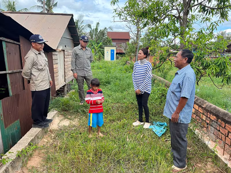 សម្តេចកិត្តិព្រឹទ្ធបណ្ឌិត ប៊ុន រ៉ានី ហ៊ុនសែន ចាត់តាំងក្រុមការងារចុះពិនិត្យស្ថានភាពគ្រួសារកងទ័ពជួរមុខជួបការលំបាក - Image 2