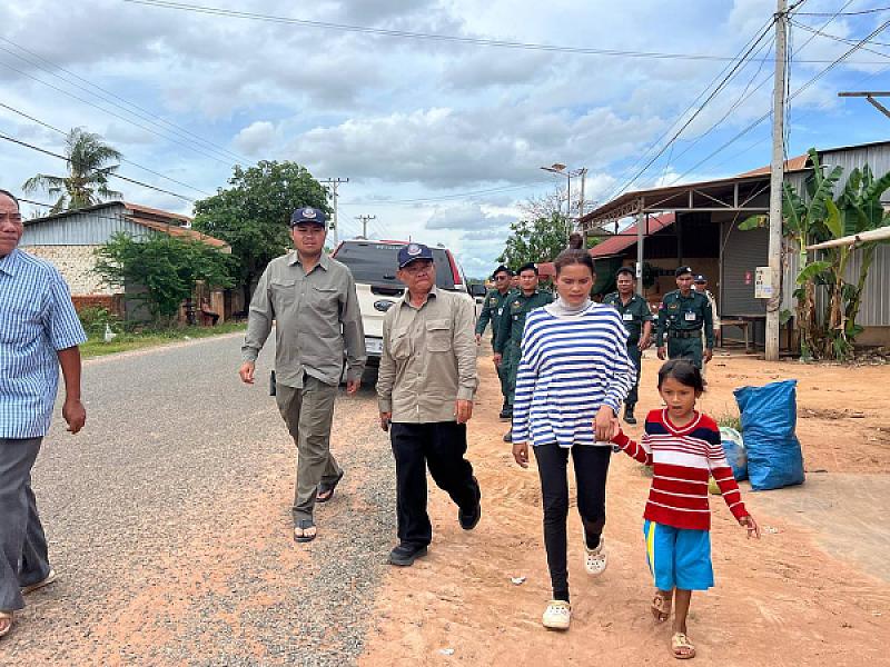 សម្តេចកិត្តិព្រឹទ្ធបណ្ឌិត ប៊ុន រ៉ានី ហ៊ុនសែន ចាត់តាំងក្រុមការងារចុះពិនិត្យស្ថានភាពគ្រួសារកងទ័ពជួរមុខជួបការលំបាក - Image 3