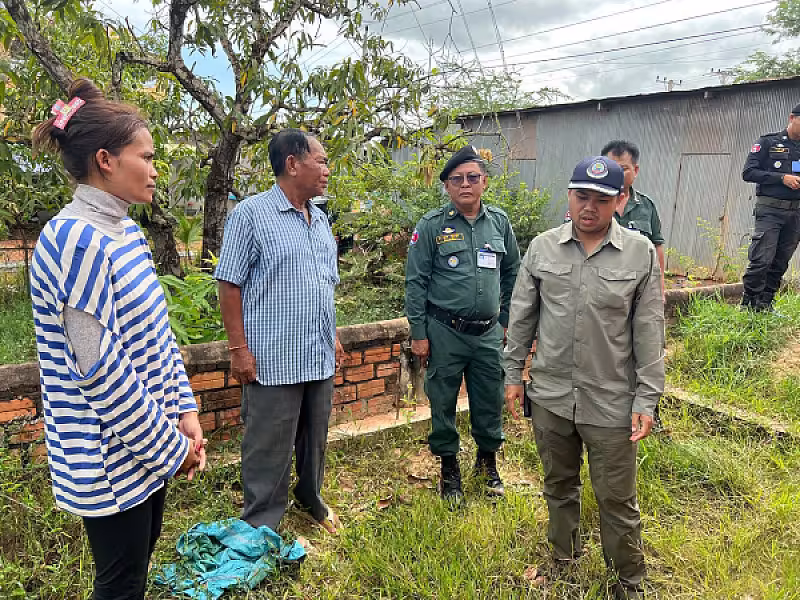 សម្តេចកិត្តិព្រឹទ្ធបណ្ឌិត ប៊ុន រ៉ានី ហ៊ុនសែន ចាត់តាំងក្រុមការងារចុះពិនិត្យស្ថានភាពគ្រួសារកងទ័ពជួរមុខជួបការលំបាក - Image 4