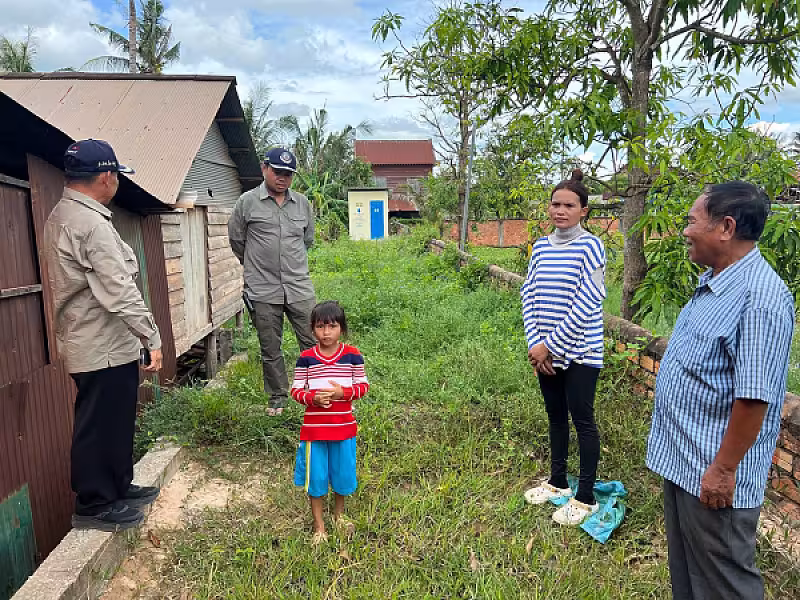 សម្តេចកិត្តិព្រឹទ្ធបណ្ឌិត ប៊ុន រ៉ានី ហ៊ុនសែន ចាត់តាំងក្រុមការងារចុះពិនិត្យស្ថានភាពគ្រួសារកងទ័ពជួរមុខជួបការលំបាក - Image 5