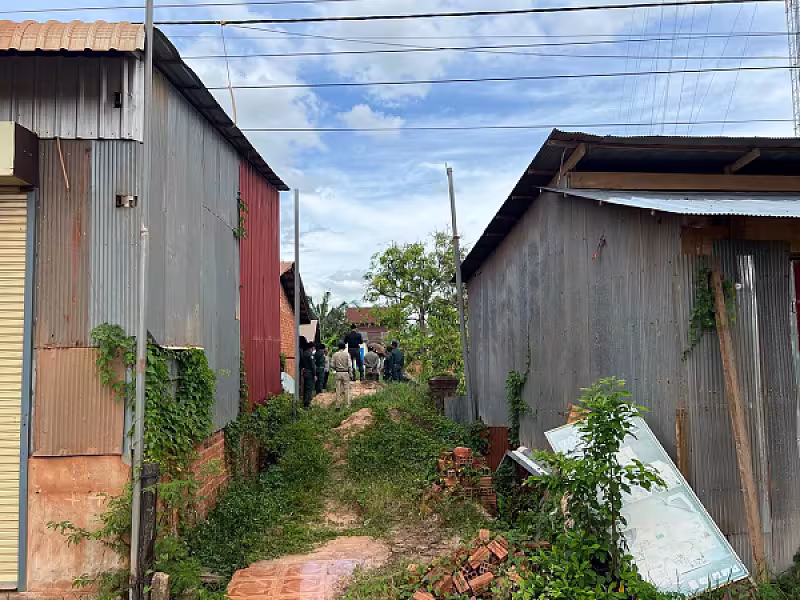 សម្តេចកិត្តិព្រឹទ្ធបណ្ឌិត ប៊ុន រ៉ានី ហ៊ុនសែន ចាត់តាំងក្រុមការងារចុះពិនិត្យស្ថានភាពគ្រួសារកងទ័ពជួរមុខជួបការលំបាក - Image 6