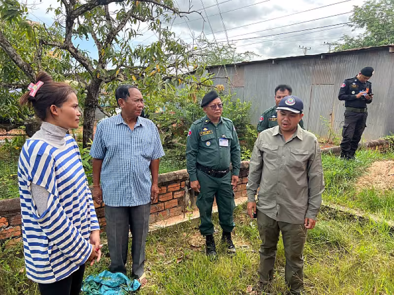 សម្តេចកិត្តិព្រឹទ្ធបណ្ឌិត ប៊ុន រ៉ានី ហ៊ុនសែន ចាត់តាំងក្រុមការងារចុះពិនិត្យស្ថានភាពគ្រួសារកងទ័ពជួរមុខជួបការលំបាក - Image 8