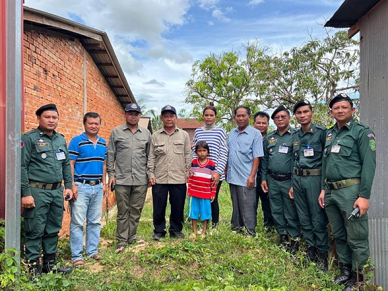 សម្តេចកិត្តិព្រឹទ្ធបណ្ឌិត ប៊ុន រ៉ានី ហ៊ុនសែន ចាត់តាំងក្រុមការងារចុះពិនិត្យស្ថានភាពគ្រួសារកងទ័ពជួរមុខជួបការលំបាក - Image 9