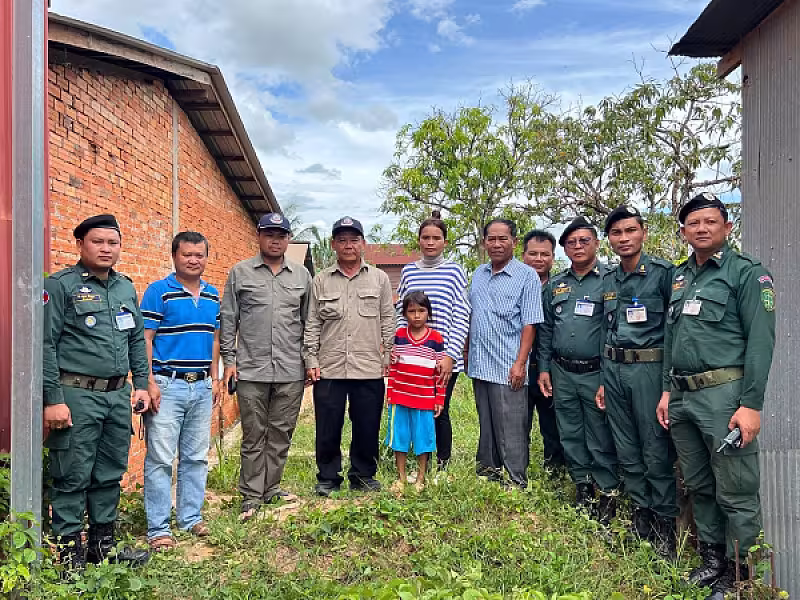 សម្តេចកិត្តិព្រឹទ្ធបណ្ឌិត ប៊ុន រ៉ានី ហ៊ុនសែន ចាត់តាំងក្រុមការងារចុះពិនិត្យស្ថានភាពគ្រួសារកងទ័ពជួរមុខជួបការលំបាក - Image 9
