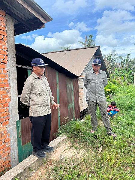សម្តេចកិត្តិព្រឹទ្ធបណ្ឌិត ប៊ុន រ៉ានី ហ៊ុនសែន ចាត់តាំងក្រុមការងារចុះពិនិត្យស្ថានភាពគ្រួសារកងទ័ពជួរមុខជួបការលំបាក - Image 10