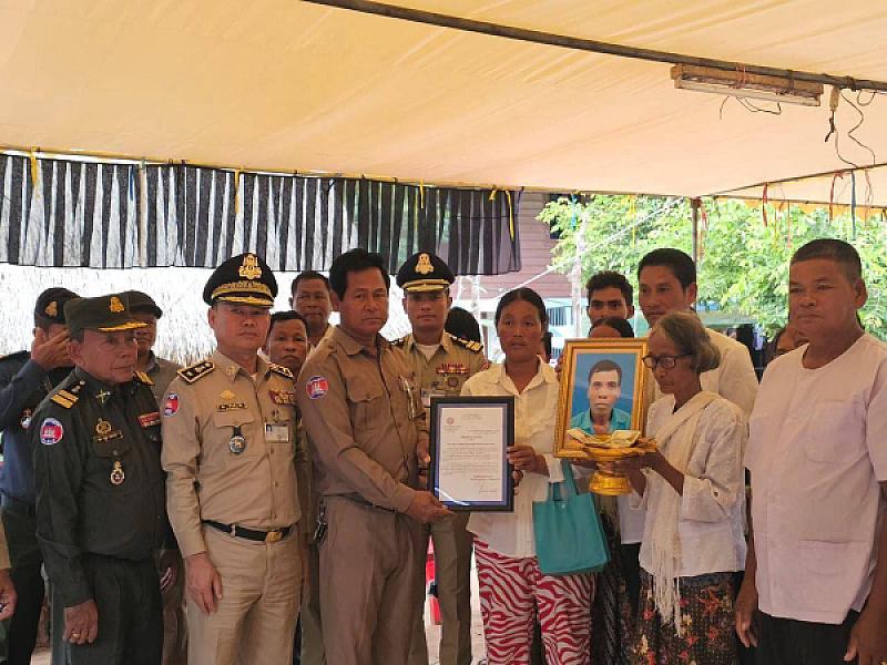 ស.អ.ក ខេត្តសៀមរាប នាំយកថវិកាបេឡាមរណសង្គ្រោះជូនដល់គ្រួសារនៃសពអតីតយុទ្ធជន៣គ្រួសារ - Image 4