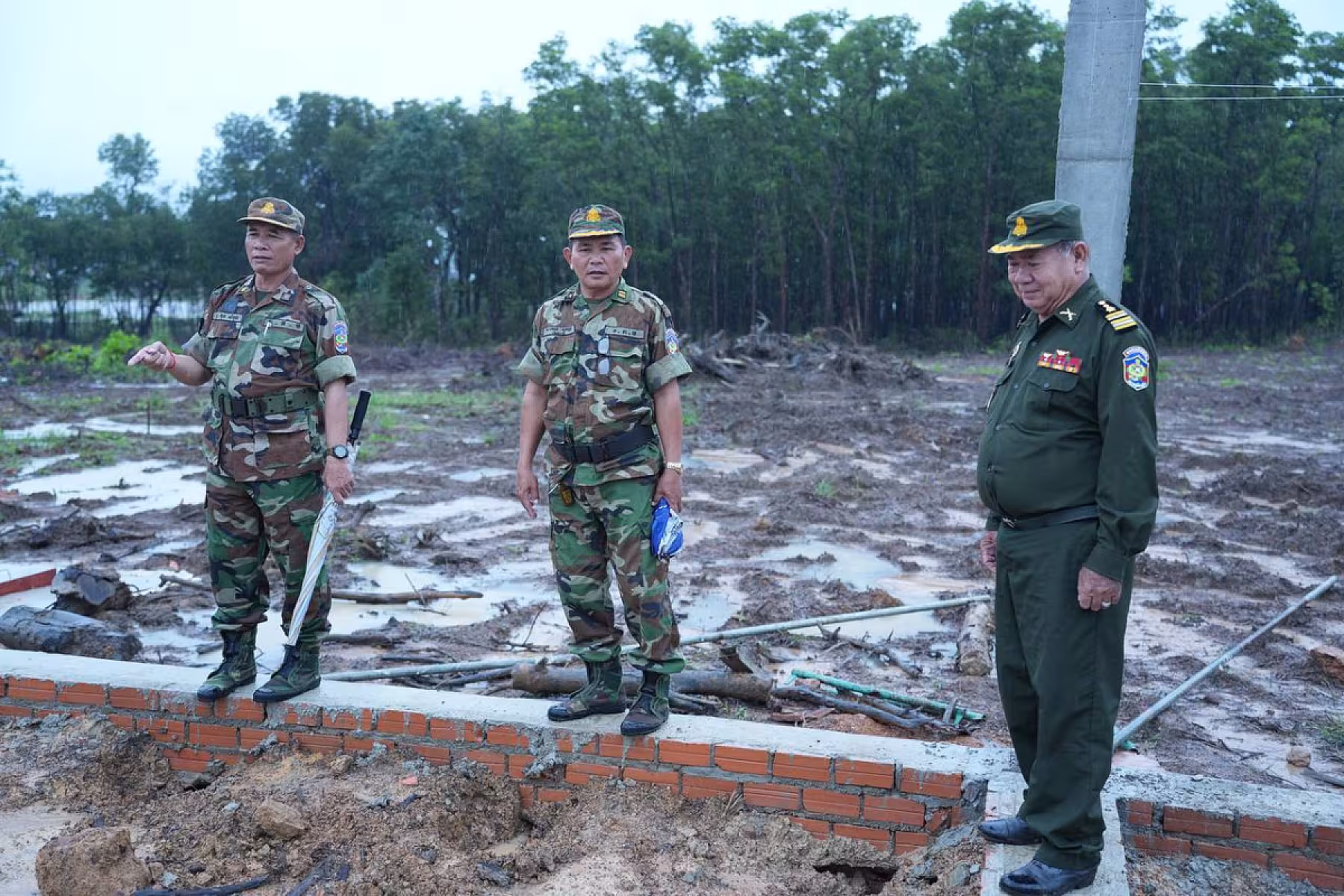 ឧត្តមសេនីយ៍ត្រី នូវ សំអុល ចុះពិនិត្យការសាងសង់ទីស្នាក់ការ ស.អ.ក ខេត្តព្រះសីហនុ