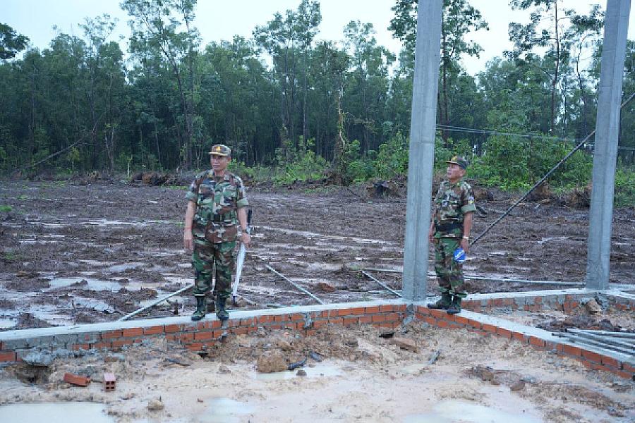 ឧត្តមសេនីយ៍ត្រី នូវ សំអុល ចុះពិនិត្យការសាងសង់ទីស្នាក់ការ ស.អ.ក ខេត្តព្រះសីហនុ - Image 2