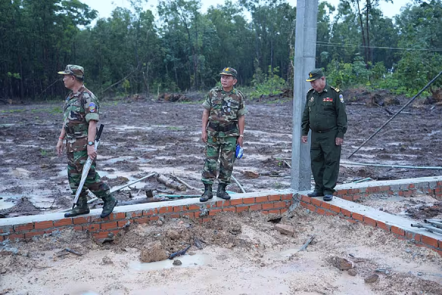 ឧត្តមសេនីយ៍ត្រី នូវ សំអុល ចុះពិនិត្យការសាងសង់ទីស្នាក់ការ ស.អ.ក ខេត្តព្រះសីហនុ - Image 3