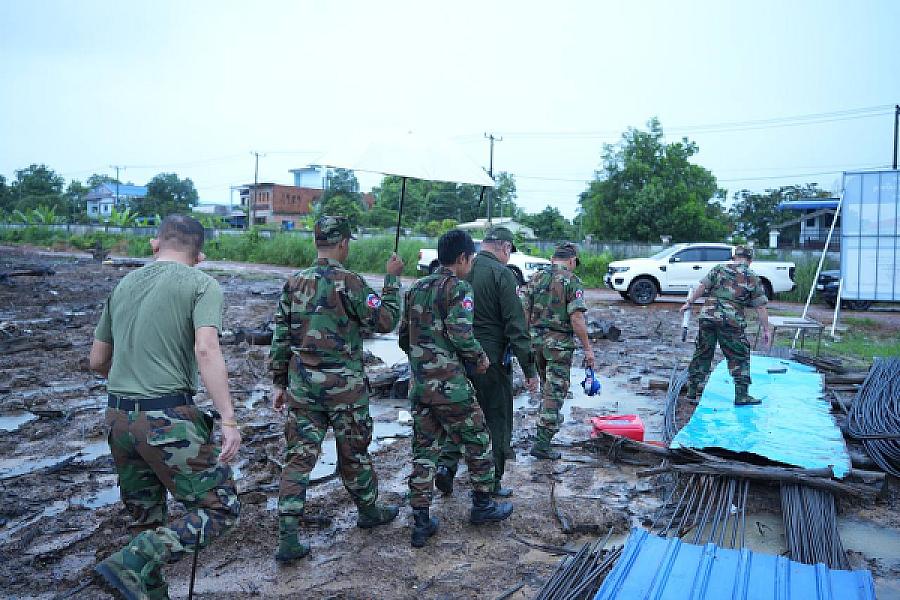 ឧត្តមសេនីយ៍ត្រី នូវ សំអុល ចុះពិនិត្យការសាងសង់ទីស្នាក់ការ ស.អ.ក ខេត្តព្រះសីហនុ - Image 4