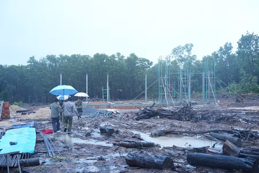 ឧត្តមសេនីយ៍ត្រី នូវ សំអុល ចុះពិនិត្យការសាងសង់ទីស្នាក់ការ ស.អ.ក ខេត្តព្រះសីហនុ - Image 5