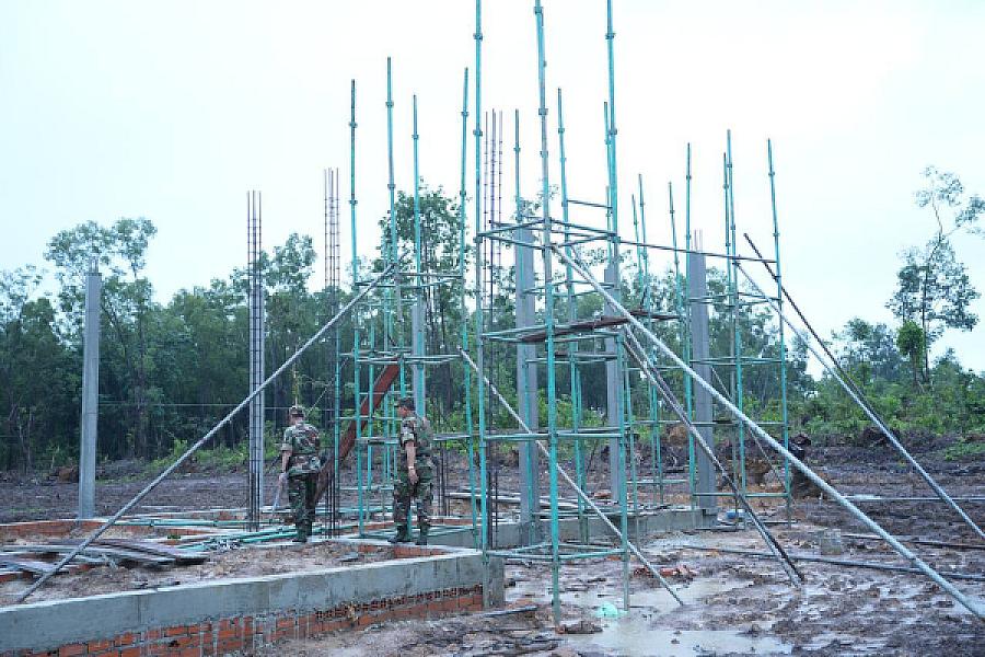 ឧត្តមសេនីយ៍ត្រី នូវ សំអុល ចុះពិនិត្យការសាងសង់ទីស្នាក់ការ ស.អ.ក ខេត្តព្រះសីហនុ - Image 6