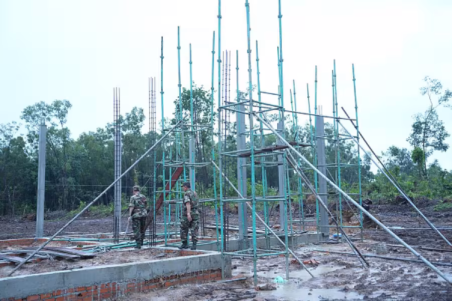 ឧត្តមសេនីយ៍ត្រី នូវ សំអុល ចុះពិនិត្យការសាងសង់ទីស្នាក់ការ ស.អ.ក ខេត្តព្រះសីហនុ - Image 6