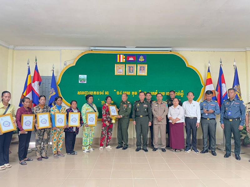 គ្រួសារសពអតីតយុទ្ធជនចំនួន៩គ្រួសារទទួលបានថវិកាបេឡាមរណសង្គ្រោះពី ស.អ.ក. ខេត្តកំពង់ស្ពឺ - Image 7