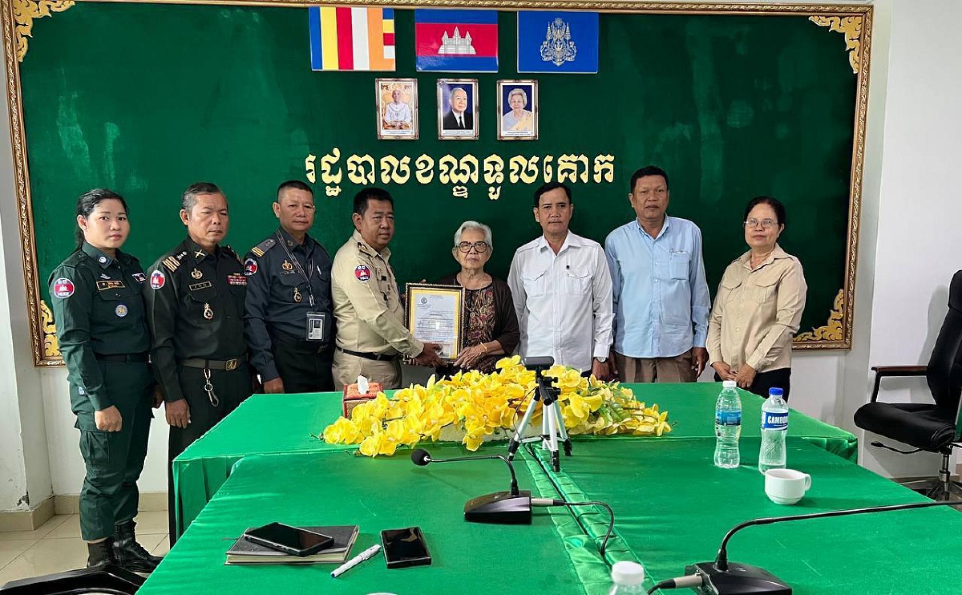 ស.អ.ក. រាជធានីភ្នំពេញបន្តប្រគល់ថវិកាបេឡាមរណសង្គ្រោះជូនគ្រួសារសពអតីតយុទ្ធជនចំនួនបីគ្រួសារ