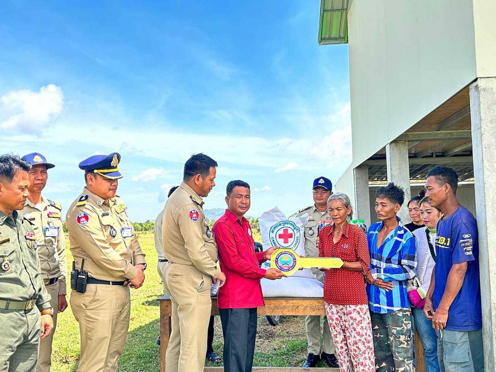 សម្ដេចតេជោ ហ៊ុន សែន ផ្ដល់ផ្ទះមួយខ្នង ដីមួយហិចតា ជូនឪពុកម្តាយទ័ពជួរមុខប្រចាំការនៅប្រាសាទតាក្របី