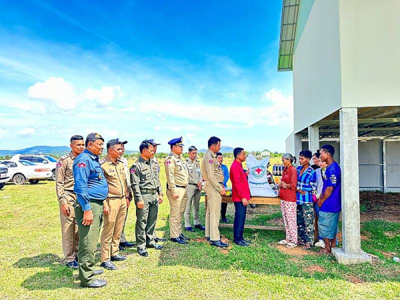 សម្ដេចតេជោ ហ៊ុន សែន ផ្ដល់ផ្ទះមួយខ្នង ដីមួយហិចតា ជូនឪពុកម្តាយទ័ពជួរមុខប្រចាំការនៅប្រាសាទតាក្របី - Image 2