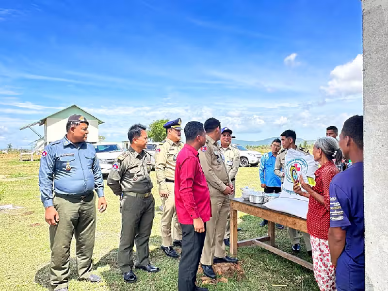 សម្ដេចតេជោ ហ៊ុន សែន ផ្ដល់ផ្ទះមួយខ្នង ដីមួយហិចតា ជូនឪពុកម្តាយទ័ពជួរមុខប្រចាំការនៅប្រាសាទតាក្របី - Image 3