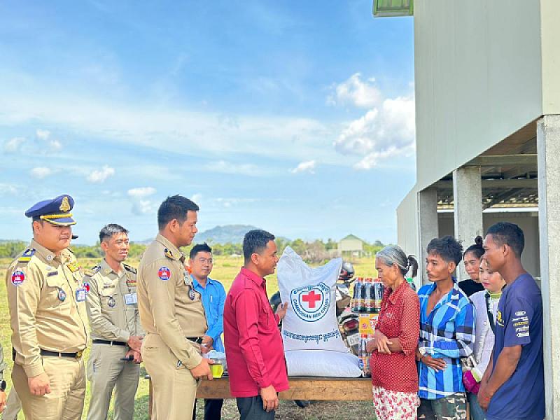 សម្ដេចតេជោ ហ៊ុន សែន ផ្ដល់ផ្ទះមួយខ្នង ដីមួយហិចតា ជូនឪពុកម្តាយទ័ពជួរមុខប្រចាំការនៅប្រាសាទតាក្របី - Image 4