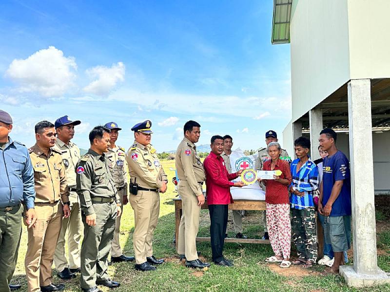 សម្ដេចតេជោ ហ៊ុន សែន ផ្ដល់ផ្ទះមួយខ្នង ដីមួយហិចតា ជូនឪពុកម្តាយទ័ពជួរមុខប្រចាំការនៅប្រាសាទតាក្របី - Image 5