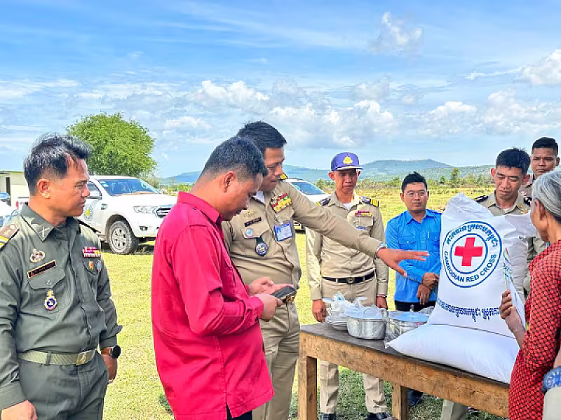 សម្ដេចតេជោ ហ៊ុន សែន ផ្ដល់ផ្ទះមួយខ្នង ដីមួយហិចតា ជូនឪពុកម្តាយទ័ពជួរមុខប្រចាំការនៅប្រាសាទតាក្របី - Image 6