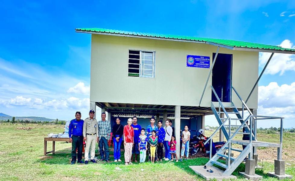 សម្ដេចតេជោ ហ៊ុន សែន ផ្ដល់ផ្ទះមួយខ្នង ដីមួយហិចតា ជូនឪពុកម្តាយទ័ពជួរមុខប្រចាំការនៅប្រាសាទតាក្របី - Image 7