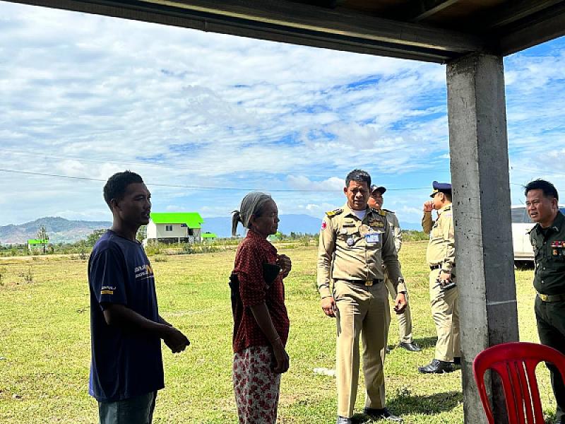 សម្ដេចតេជោ ហ៊ុន សែន ផ្ដល់ផ្ទះមួយខ្នង ដីមួយហិចតា ជូនឪពុកម្តាយទ័ពជួរមុខប្រចាំការនៅប្រាសាទតាក្របី - Image 9