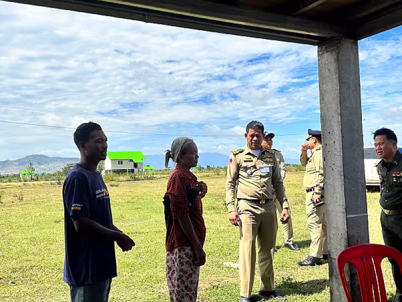 សម្ដេចតេជោ ហ៊ុន សែន ផ្ដល់ផ្ទះមួយខ្នង ដីមួយហិចតា ជូនឪពុកម្តាយទ័ពជួរមុខប្រចាំការនៅប្រាសាទតាក្របី - Image 9