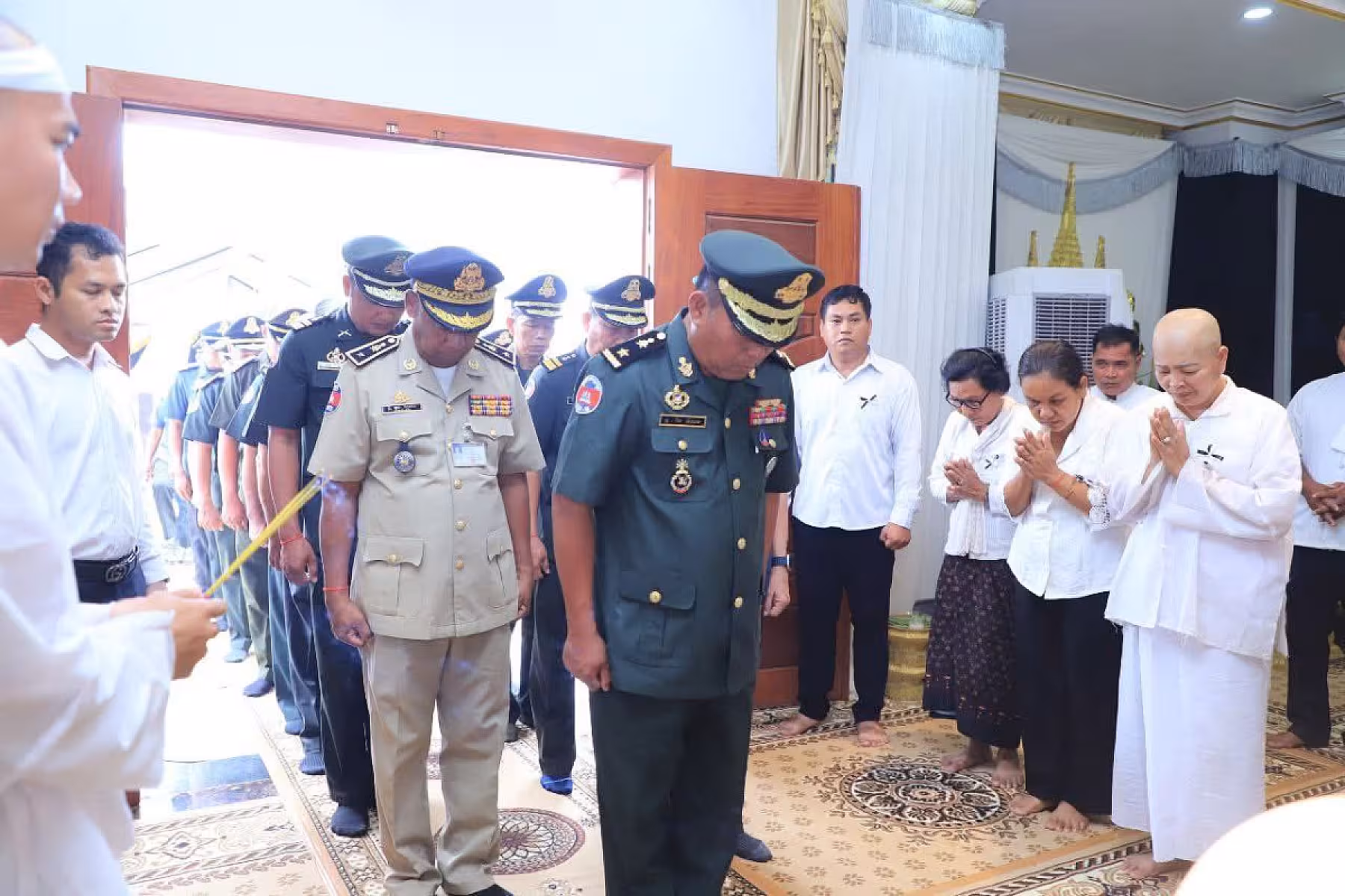 ឧត្តមសេនីយ៍ត្រី នៃ និយម ដឹកនាំក្រុមការងារចូលគោរពវិញ្ញាណក្ខន្ធលោកអនុប្រធានអចិន្ត្រៃយ៍ ស.អ.ក ខេត្តកណ្ដាល 