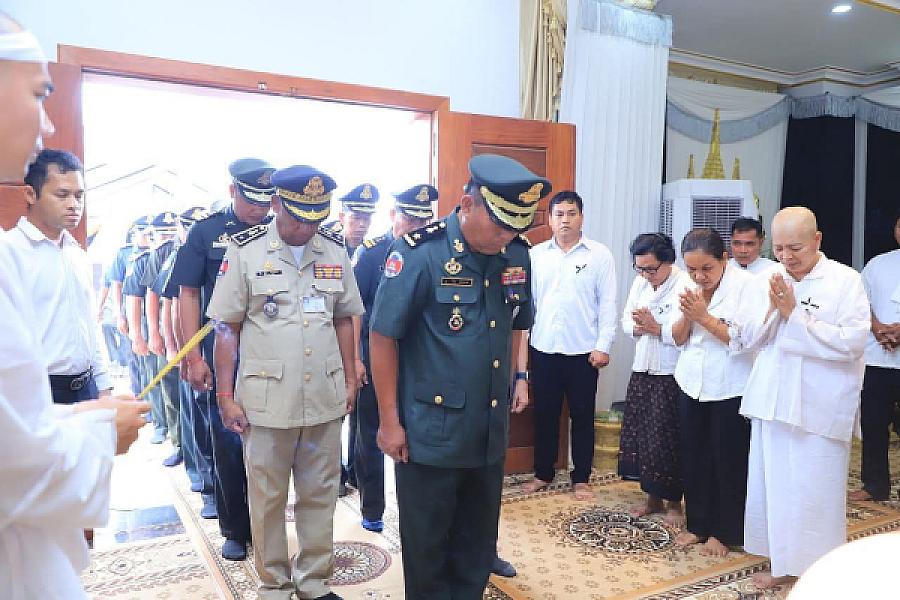 ឧត្តមសេនីយ៍ត្រី នៃ និយម ដឹកនាំក្រុមការងារចូលគោរពវិញ្ញាណក្ខន្ធលោកអនុប្រធានអចិន្ត្រៃយ៍ ស.អ.ក ខេត្តកណ្ដាល 