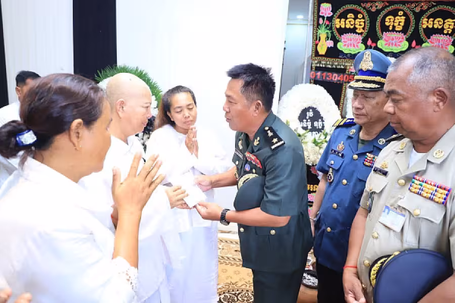 ឧត្តមសេនីយ៍ត្រី នៃ និយម ដឹកនាំក្រុមការងារចូលគោរពវិញ្ញាណក្ខន្ធលោកអនុប្រធានអចិន្ត្រៃយ៍ ស.អ.ក ខេត្តកណ្ដាល  - Image 2