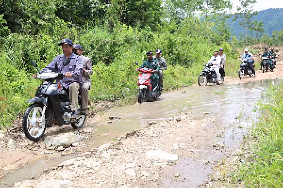 ឯកឧត្តមកិត្តិសង្គហបណ្ឌិត គន់ គីម បានដឹកនាំក្រុមការងារចុះពិនិត្យការសាងសង់ផ្ទះជូនបងប្អូនអតីតយុទ្ធជន - Image 2