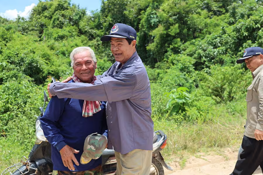 ឯកឧត្តមកិត្តិសង្គហបណ្ឌិត គន់ គីម បានដឹកនាំក្រុមការងារចុះពិនិត្យការសាងសង់ផ្ទះជូនបងប្អូនអតីតយុទ្ធជន - Image 3