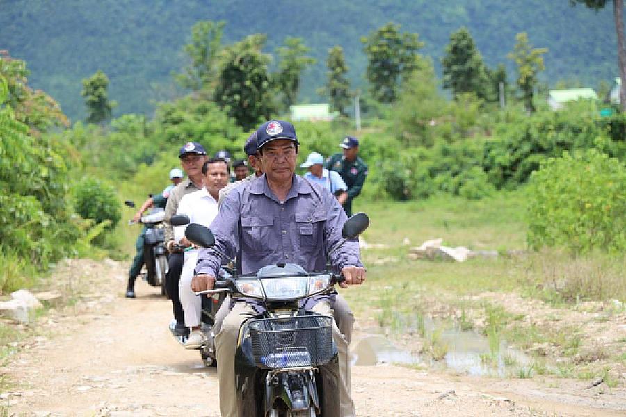 ឯកឧត្តមកិត្តិសង្គហបណ្ឌិត គន់ គីម បានដឹកនាំក្រុមការងារចុះពិនិត្យការសាងសង់ផ្ទះជូនបងប្អូនអតីតយុទ្ធជន - Image 5